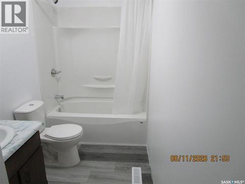 504 4Th Avenue W, Assiniboia, SK - Indoor Photo Showing Bathroom