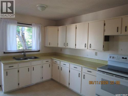 504 4Th Avenue W, Assiniboia, SK - Indoor Photo Showing Kitchen With Double Sink