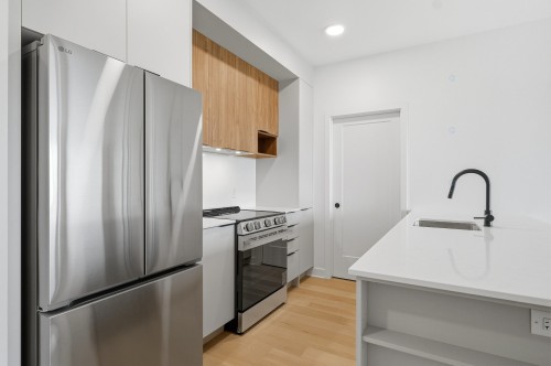 Kitchen - 310-200 Av. Louis-Lévesque, Otterburn Park, QC - Indoor Photo Showing Kitchen With Upgraded Kitchen