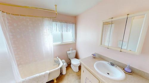 6312 Balsam Road, Wasa, BC - Indoor Photo Showing Bathroom