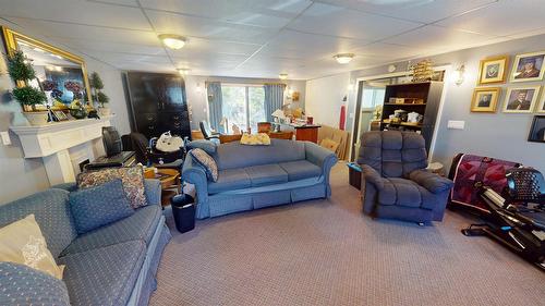 6312 Balsam Road, Wasa, BC - Indoor Photo Showing Living Room