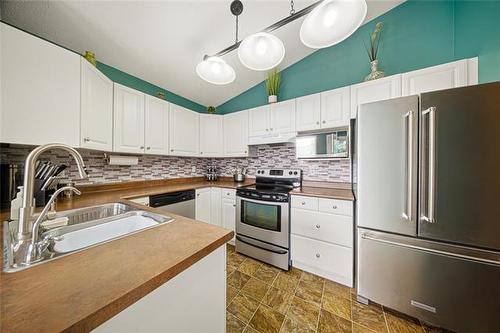 107 Paul Martin Dr, Winnipeg, MB - Indoor Photo Showing Kitchen With Stainless Steel Kitchen With Double Sink