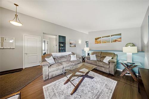 107 Paul Martin Dr, Winnipeg, MB - Indoor Photo Showing Living Room