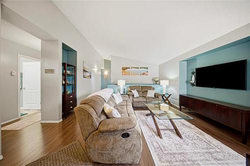 107 Paul Martin Dr, Winnipeg, MB - Indoor Photo Showing Living Room