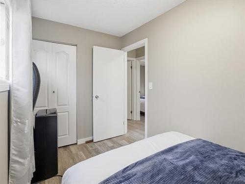 100 Ashworth St, Winnipeg, MB - Indoor Photo Showing Bedroom