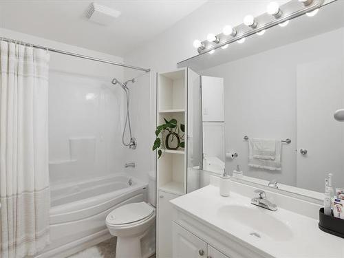 100 Ashworth St, Winnipeg, MB - Indoor Photo Showing Bathroom