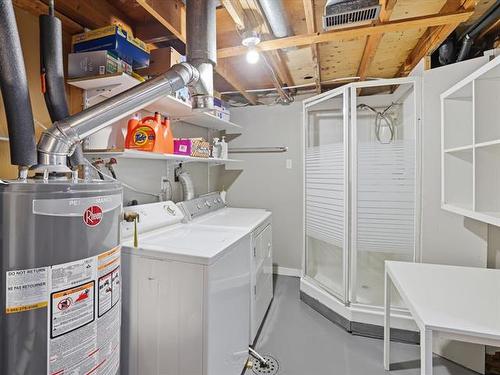 100 Ashworth St, Winnipeg, MB - Indoor Photo Showing Laundry Room