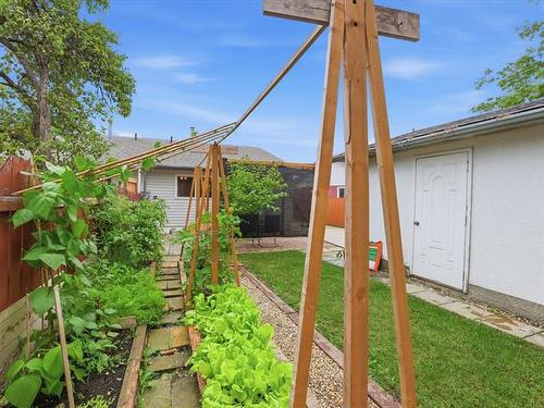 100 Ashworth St, Winnipeg, MB - Outdoor