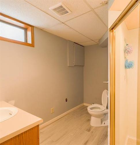 67 Maberley Rd, Winnipeg, MB - Indoor Photo Showing Bathroom