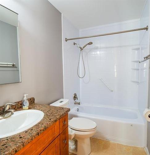 67 Maberley Rd, Winnipeg, MB - Indoor Photo Showing Bathroom