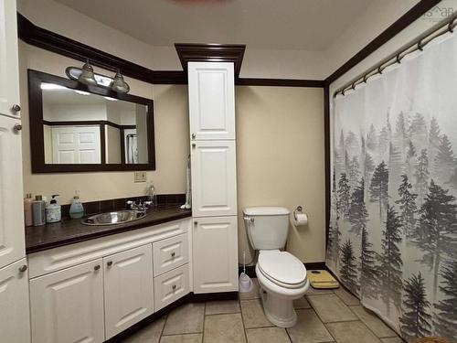 34 Clements Avenue, Yarmouth, NS - Indoor Photo Showing Bathroom