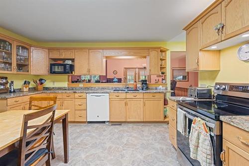 170 Dennis St, Emerson, MB - Indoor Photo Showing Kitchen