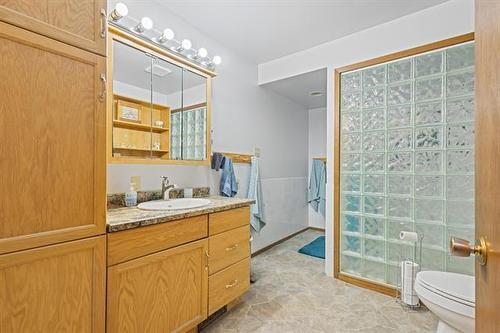 170 Dennis St, Emerson, MB - Indoor Photo Showing Bathroom