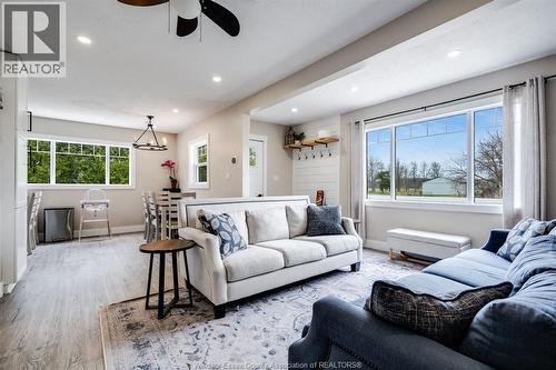 496 County Rd 34, Ruthven, ON - Indoor Photo Showing Living Room