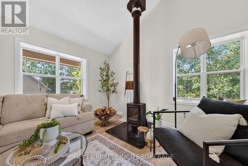 106 Long Point Road, Leeds And The Thousand Islands, ON - Indoor Photo Showing Living Room