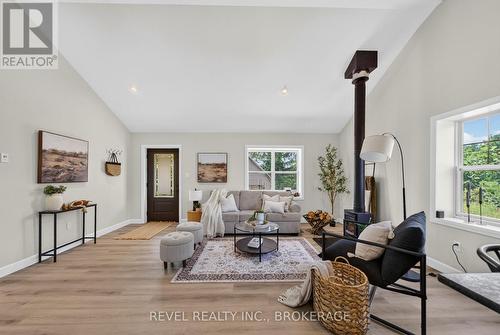 106 Long Point Road, Leeds And The Thousand Islands, ON - Indoor Photo Showing Living Room