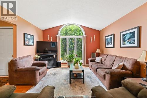 3537 Woodward Boulevard, Windsor, ON - Indoor Photo Showing Living Room