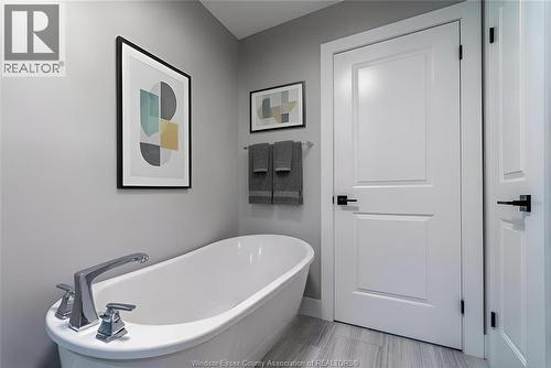 38 Bordeaux Place, Chatham, ON - Indoor Photo Showing Bathroom