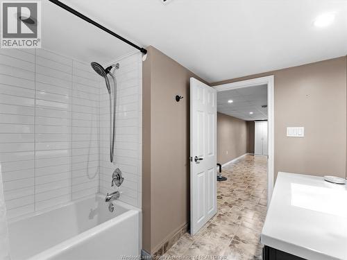 814 Watson Avenue, Windsor, ON - Indoor Photo Showing Bathroom