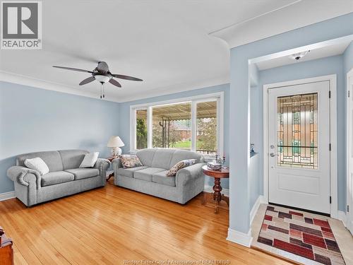 814 Watson Avenue, Windsor, ON - Indoor Photo Showing Living Room