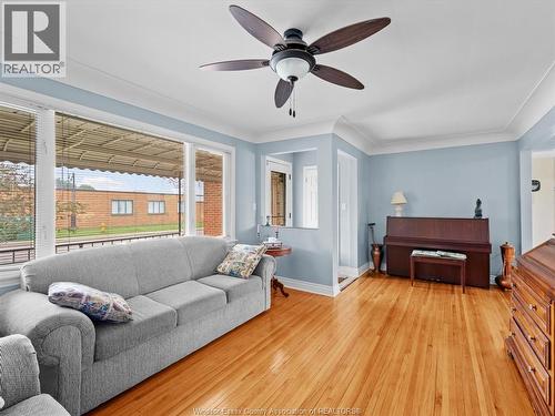 814 Watson Avenue, Windsor, ON - Indoor Photo Showing Living Room