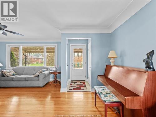 814 Watson Avenue, Windsor, ON - Indoor Photo Showing Living Room
