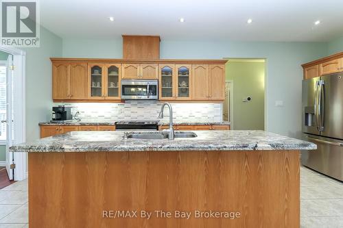 60 Martyn Drive, Wasaga Beach, ON - Indoor Photo Showing Kitchen With Double Sink With Upgraded Kitchen
