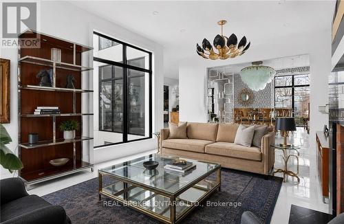 711 Beach Boulevard, Hamilton, ON - Indoor Photo Showing Living Room