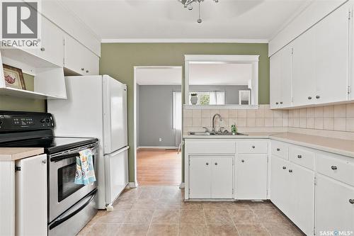 1309 I Avenue N, Saskatoon, SK - Indoor Photo Showing Kitchen With Double Sink