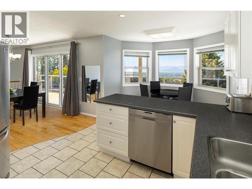 877 Toovey Road, Kelowna, BC - Indoor Photo Showing Kitchen