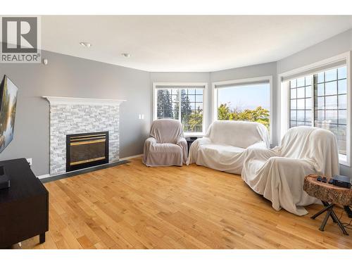 877 Toovey Road, Kelowna, BC - Indoor Photo Showing Living Room With Fireplace