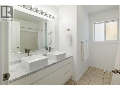 877 Toovey Road, Kelowna, BC - Indoor Photo Showing Bathroom
