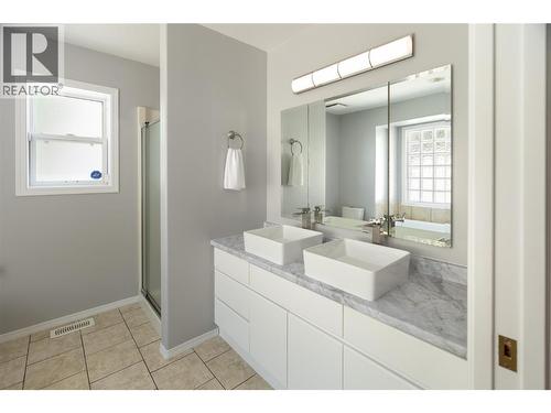 877 Toovey Road, Kelowna, BC - Indoor Photo Showing Bathroom