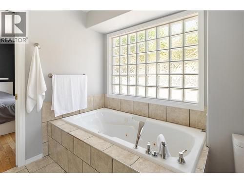877 Toovey Road, Kelowna, BC - Indoor Photo Showing Bathroom