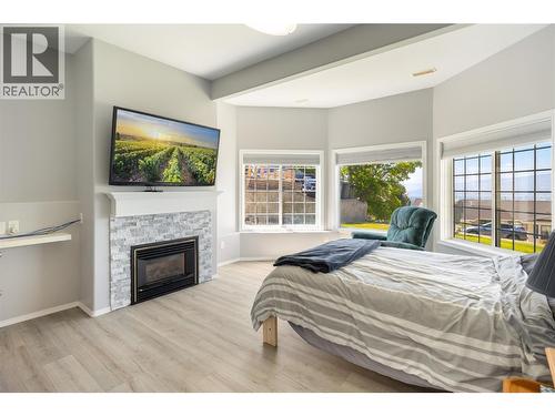 877 Toovey Road, Kelowna, BC - Indoor Photo Showing Other Room With Fireplace