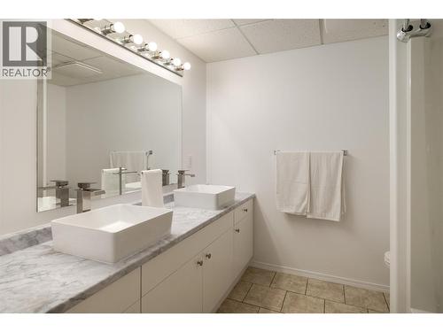 877 Toovey Road, Kelowna, BC - Indoor Photo Showing Bathroom