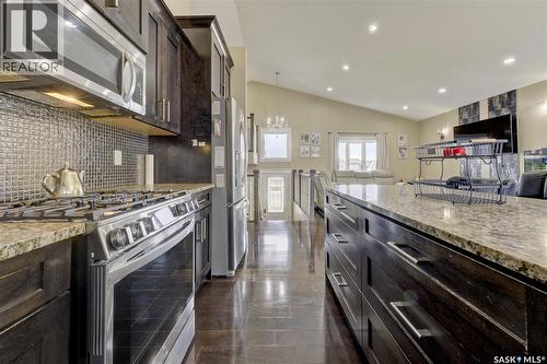 619 Maple Crescent, Warman, SK - Indoor Photo Showing Kitchen With Upgraded Kitchen
