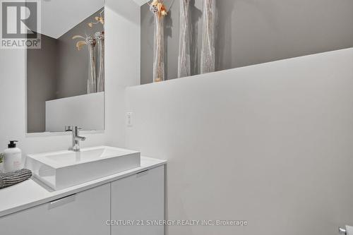Main floor powder room - 24 Stonehurst Avenue, Ottawa, ON - Indoor Photo Showing Bathroom