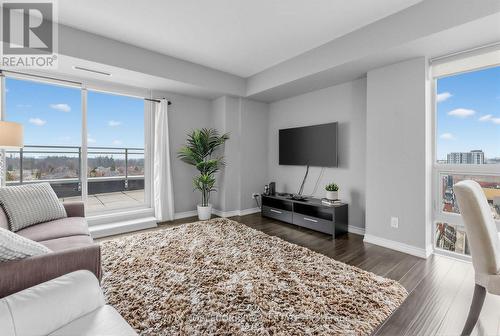 610 - 7730 Kipling Avenue, Vaughan, ON - Indoor Photo Showing Living Room