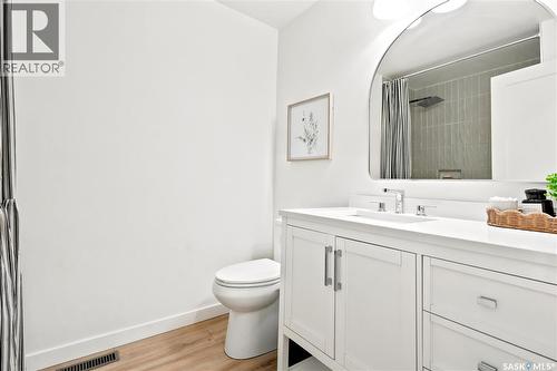 306 Valleyview Boulevard, Caronport, SK - Indoor Photo Showing Bathroom
