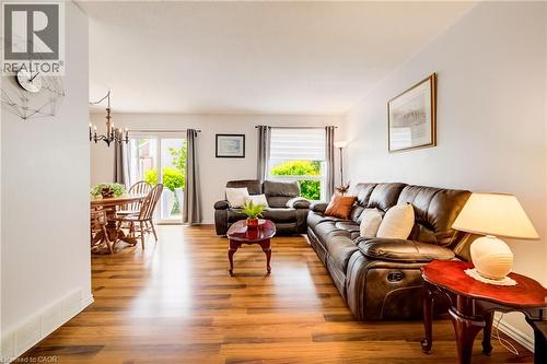 210 Highland Crescent Unit# 11, Kitchener, ON - Indoor Photo Showing Living Room