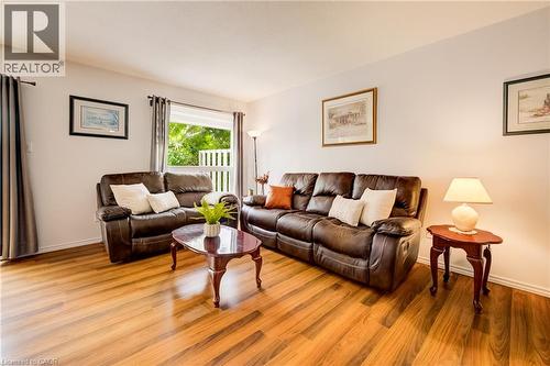 210 Highland Crescent Unit# 11, Kitchener, ON - Indoor Photo Showing Living Room