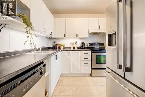 210 Highland Crescent Unit# 11, Kitchener, ON - Indoor Photo Showing Kitchen
