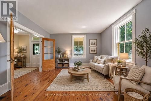 98 Drummond Street E, Perth, ON - Indoor Photo Showing Living Room