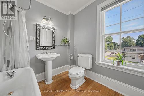 98 Drummond Street E, Perth, ON - Indoor Photo Showing Bathroom