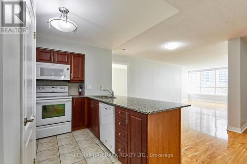 307 - 60 Disera Drive, Vaughan, ON - Indoor Photo Showing Kitchen