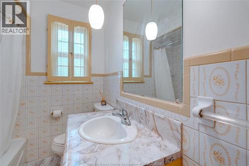 3256 Dominion Boulevard, Windsor, ON - Indoor Photo Showing Bathroom