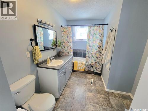 5107 Leader Street, Macklin, SK - Indoor Photo Showing Bathroom