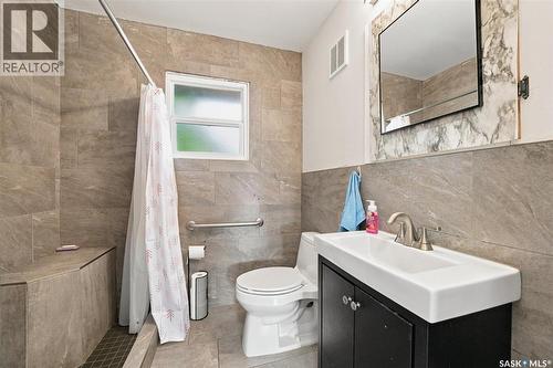 1709 2Nd Avenue N, Saskatoon, SK - Indoor Photo Showing Bathroom