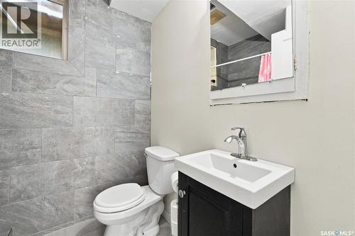 1709 2Nd Avenue N, Saskatoon, SK - Indoor Photo Showing Bathroom